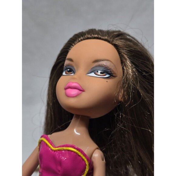 Bratz Neon Pop Divaz Yasmin Doll 2008 Original Dress Hazel Eyes Pink Lip - Picture 5 of 13